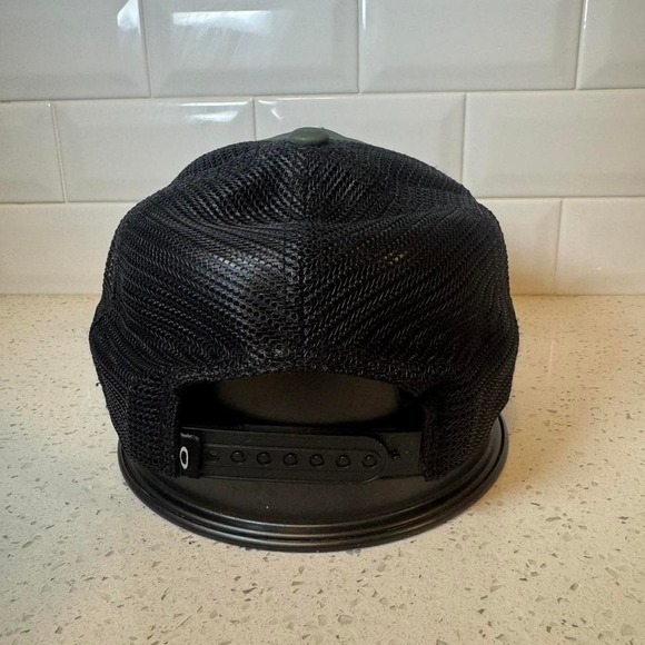 Oakley green and black camo trucker hat - Picture 2 of 4
